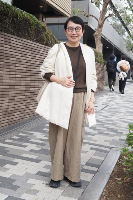 【スナップ】「ダンスコ」の優秀スニーカーでオンの日も快適に！ ナチュラルカラーをまとった都会派コーデ