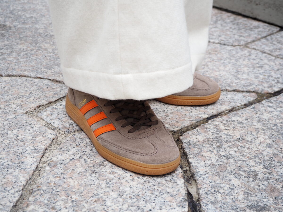 アディダスのスニーカー