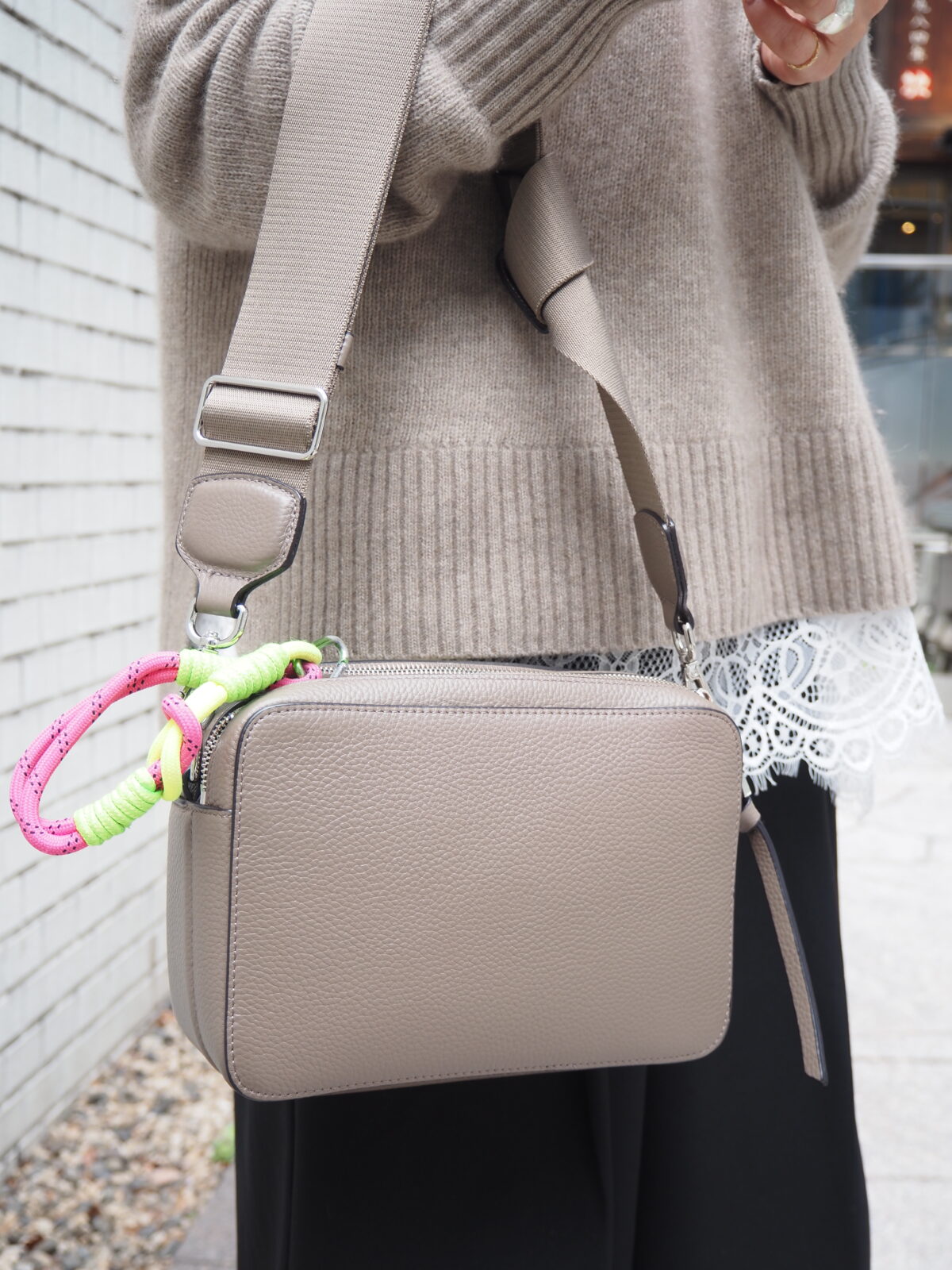 スクエアシルエットのショルダーバッグ