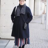 【スナップ】「無印良品」の黒コートが冬の定番！ 50代おしゃれさんは会津木綿に首ったけ♡