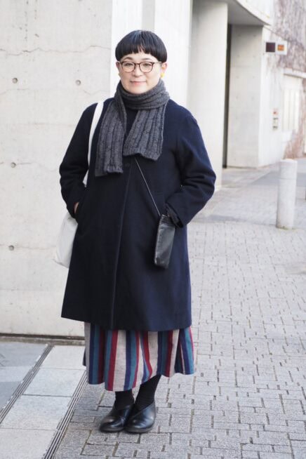 【スナップ】「無印良品」の黒コートが冬の定番！ 50代おしゃれさんは会津木綿に首ったけ♡