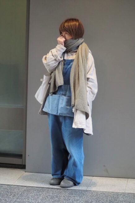 【スナップ】50代のデニムスタイルの極意に迫る！ ストレスフリーな天然素材をまとわせて