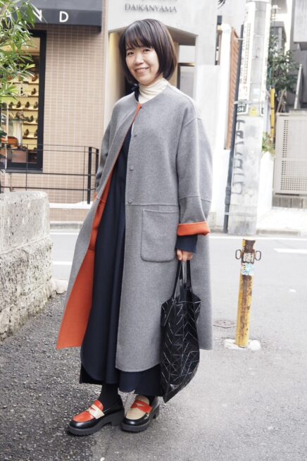 【スナップ】オフの日の代官山お散歩コーデは、オレンジ×グレーの配色であか抜ける！ 