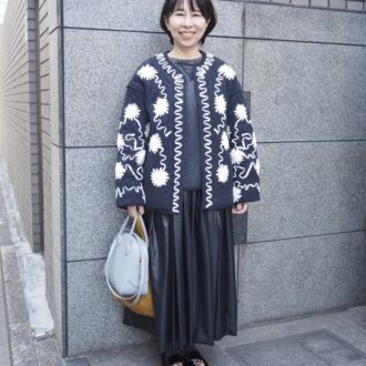 【スナップ】50代の小柄さんが着こなすブラックコーデ 「ヌキテパ」のインド綿アウターが主役！