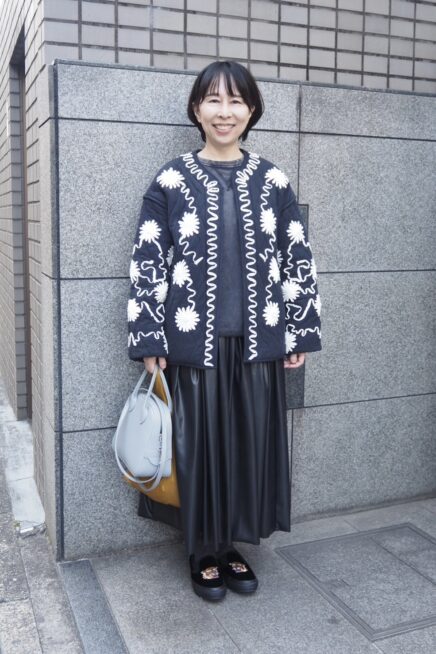 【スナップ】50代の小柄さんが着こなすブラックコーデ 「ヌキテパ」のインド綿アウターが主役！