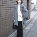 【スナップ】重く見せない冬コーデはグレーが決め手！ 50代のきれいめモノトーン