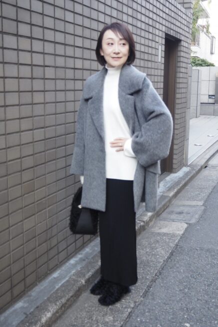 【スナップ】重く見せない冬コーデはグレーが決め手！ 50代のきれいめモノトーン