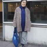 【スナップ】大人世代の挿し色使いに注目！ 気分が上がるブルーのニット＆バッグ