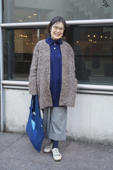 【スナップ】大人世代の挿し色使いに注目！ 気分が上がるブルーのニット＆バッグ