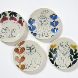 茶碗￥1,485、湯呑￥1,540、豆皿４枚セット￥3,300 ／山加商店