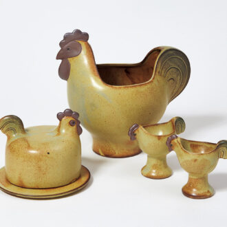 左から、にわとりのバターケース（大）￥15,400、エッグカップ（大）￥22,000、エッグカップ（2 個セット）￥11,000 ／かしわ窯