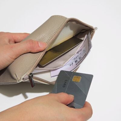 大人のおしゃれ手帖 2026年4月号増刊 付録【高級感のあるレザー調スマホポシェット
】 収納スペースで小物スッキリ