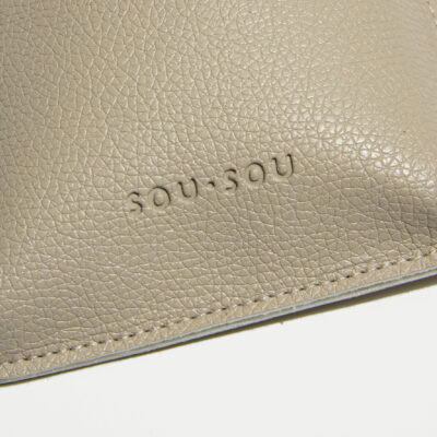 大人のおしゃれ手帖 2026年4月号増刊 付録【高級感のあるレザー調スマホポシェット
】 さりげない型押しのロゴが素敵