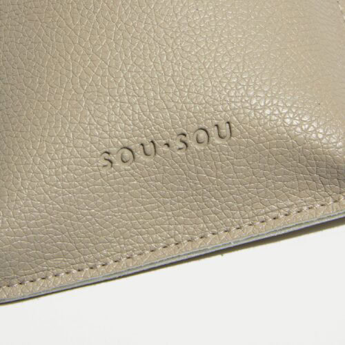 大人のおしゃれ手帖 2026年4月号増刊 付録【高級感のあるレザー調スマホポシェット
】 さりげない型押しのロゴが素敵