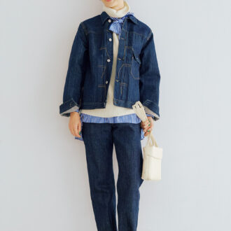 デニムジャケット¥42,900、デニムパンツ¥36,300／ともにキャントン（マッハ５５リミテッド）、ニットベスト¥24,200／レリル（マイク・グレー）、ボウタイ付きシャツ¥24,200／ハリス、シューズ¥42,900／ディヴィナ（ともに金万）、バッグ¥45,100／ザ・パース（プレインピープル青山）