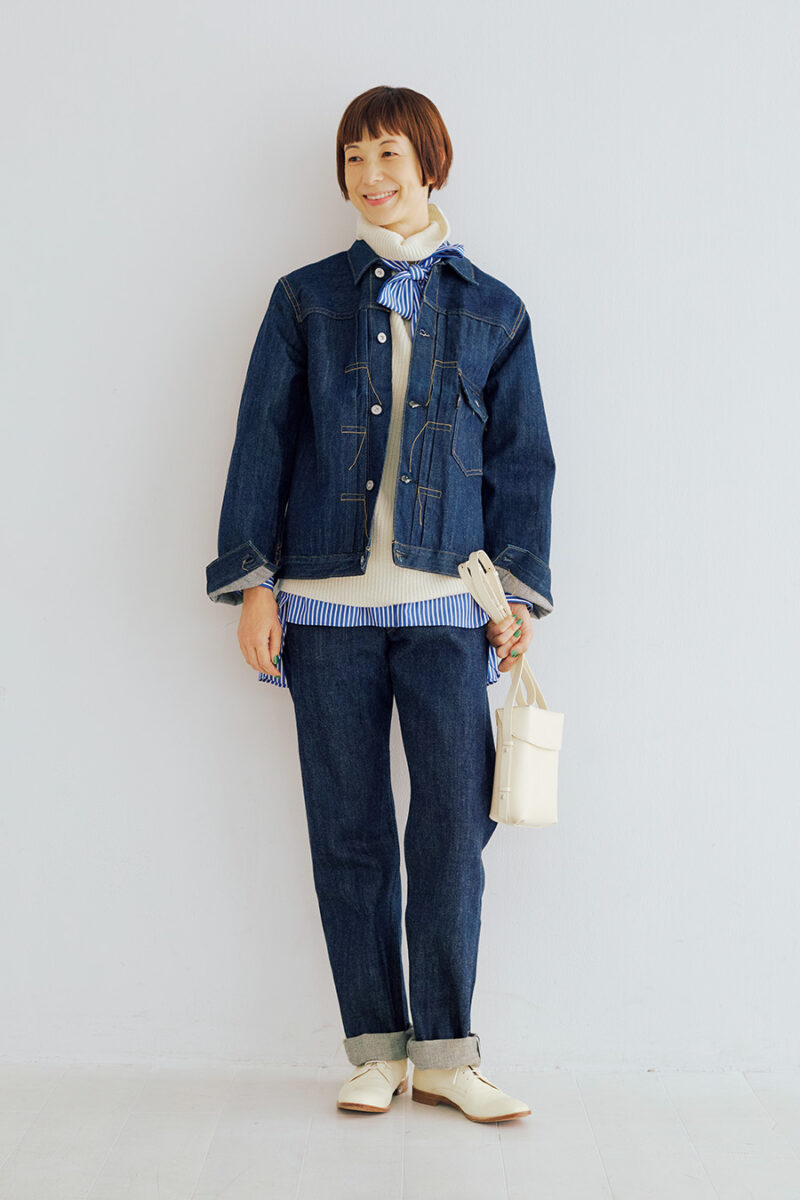 デニムジャケット¥42,900、デニムパンツ¥36,300/ともにキャントン(マッハ55リミテッド)、ニットベスト¥24,200/レリル(マイク・グレー)、ボウタイ付きシャツ¥24,200/ハリス、シューズ¥42,900/ディヴィナ(ともに金万)、バッグ¥45,100/ザ・パース(プレインピープル青山)