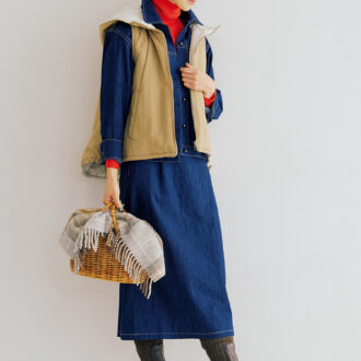 デニムジャケット¥30,800、サスペンダー付きスカート¥28,600／ともにポルテ デ ブトン、フードベスト¥46,200、ブーツ¥71,500／ともにプレインピープル（プレインピープル青山）、タートルネックニット¥2,990／ユニクロ、カゴ¥14,300／ハリス（金万）、カゴに入れたストール¥10,780／ツイードミル（セムインターナショナル）