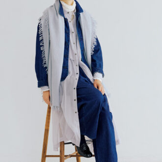 デニムジャケット¥58,300、デニムパンツ¥37,400、中に着たタートルカットソー¥13,200／すべてパドカレ（パドカレ六本木）、ワンピース¥68,200／スズキ タカユキ、レースカットソー¥19,800／レキップ、ネックレス¥8,360、ストール¥14,300 ／ともにアデュー トリステス、イヤリング¥9,900／アビステ、シューズ¥37,400／ショセ（プリュス バイ ショセ）