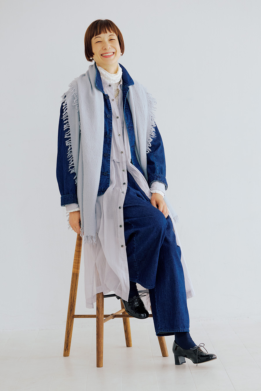 デニムジャケット¥58,300、デニムパンツ¥37,400、中に着たタートルカットソー¥13,200／すべてパドカレ（パドカレ六本木）、ワンピース¥68,200／スズキ タカユキ、レースカットソー¥19,800／レキップ、ネックレス¥8,360、ストール¥14,300 ／ともにアデュー トリステス、イヤリング¥9,900／アビステ、シューズ¥37,400／ショセ（プリュス バイ ショセ）