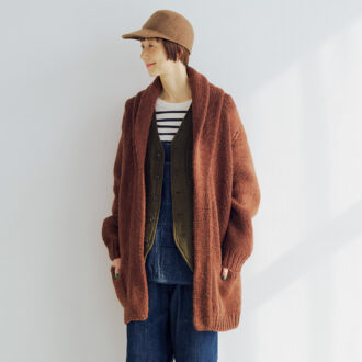 エプロン付きサロペットパンツ¥42,900、ニットガウン¥63,800、ボーダー半袖Tシャツ¥14,080／すべてマスター＆コー（マッハ５５リミテッド）、ベスト¥50,600／ サージュデクレ、キャップ¥8,690 ／ベネリ モンタコーネ（セムインターナショナル）