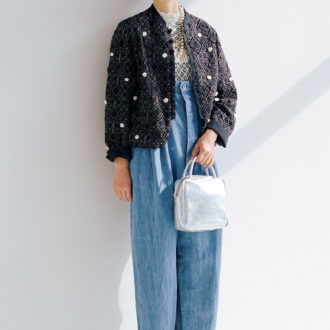 サロペットパンツ¥74,800 ／スズキ タカユキ、刺繍ジャケット¥85,800 ／パドカレ（パドカレ六本木）、レースブラウス¥34,100、ネックレス¥31,900 ／ともにハリス×ケイコオカモト（金万）、バッグ¥25,300／オウレンティ（セムインターナショナル）、パンプス¥40,700／ショセ（プリュス バイ ショセ）