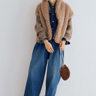 デニムタックパンツ¥24,200 ／レリル（マイク・グレー）、フェイクファージレ¥48,400 ／レキップ、ニットカーディガン¥48,400 ／レキップ グリーン（レキップ）、デニムブルゾン¥29,700 ／ル シェル ド ハリス（金万）、イヤリング¥29,700／アビステ、ブーツ¥47,300／パトリツィア ボンファンティ（プレインピープル青山）、チェーンバッグ¥13,200／オウレンティ（セムインターナショナル）