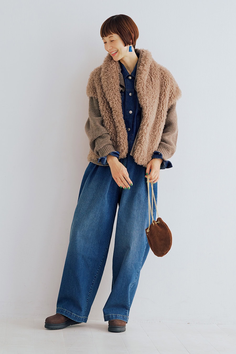 デニムタックパンツ¥24,200 ／レリル（マイク・グレー）、フェイクファージレ¥48,400 ／レキップ、ニットカーディガン¥48,400 ／レキップ グリーン（レキップ）、デニムブルゾン¥29,700 ／ル シェル ド ハリス（金万）、イヤリング¥29,700／アビステ、ブーツ¥47,300／パトリツィア ボンファンティ（プレインピープル青山）、チェーンバッグ¥13,200／オウレンティ（セムインターナショナル）