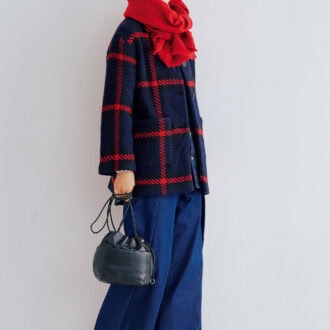 サイド折り返しデニムパンツ¥20,900 ／ルシェル ド ハリス（金万）、チェックショートコート¥38,500 ／ジョン ブラニガン（セムインターナショナル）、チェックシャツ¥26,180／マスター＆コー（マッハ５５リミテッド）、ストール¥42,900／ニムニムドュアイ、ハラコシューズ¥46,200 ／プレインピープル（ともにプレインピープル青山）、バッグ¥39,600／レキップ