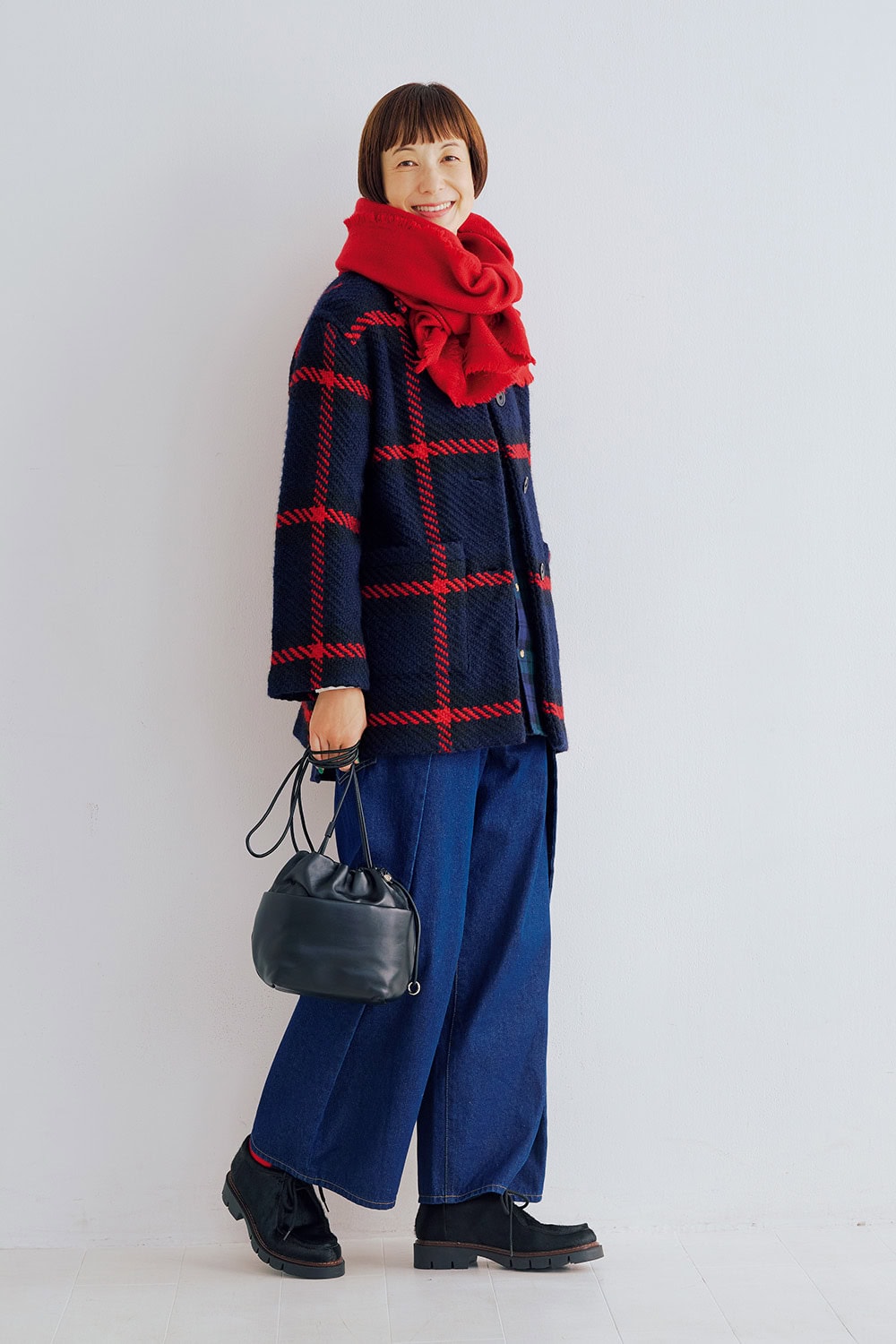 サイド折り返しデニムパンツ¥20,900 ／ルシェル ド ハリス（金万）、チェックショートコート¥38,500 ／ジョン ブラニガン（セムインターナショナル）、チェックシャツ¥26,180／マスター＆コー（マッハ５５リミテッド）、ストール¥42,900／ニムニムドュアイ、ハラコシューズ¥46,200 ／プレインピープル（ともにプレインピープル青山）、バッグ¥39,600／レキップ