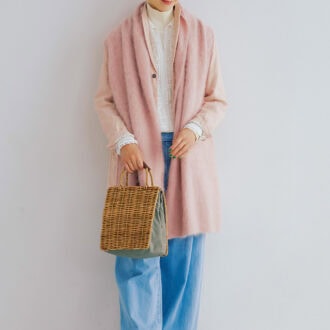 ワンタックワイドデニムパンツ¥19,800、ブーツ¥35,200 ／ともにアデュー トリステス、カシミヤストール¥55,000、バッグ¥39,600 ／ともにロワズィール、ジャケット¥83,600／スズキ タカユキ、レースブラウス¥35,200 ／ポルテ デ ブトン、タートルネックニット¥33,000 ／レキップ