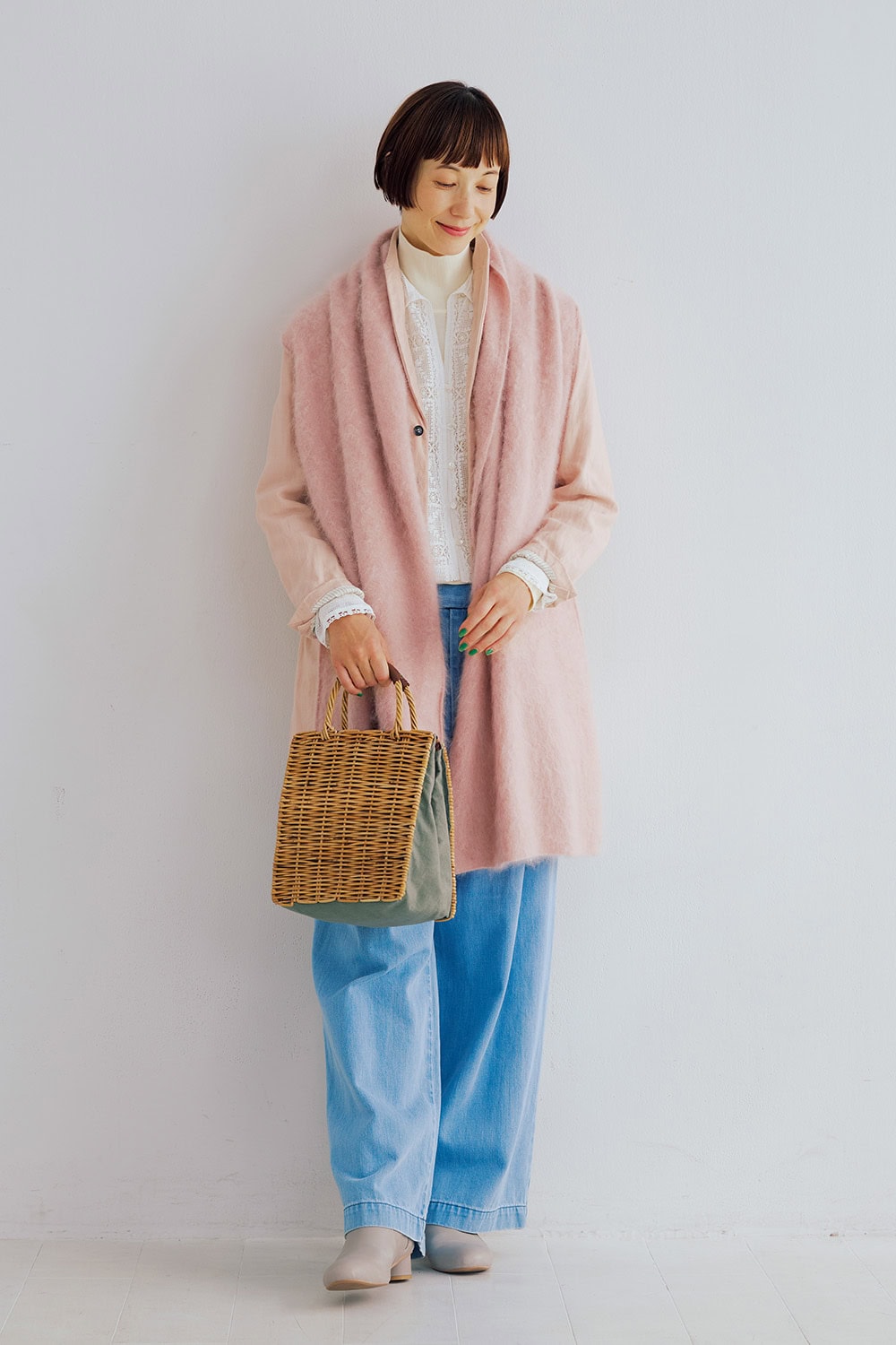 ワンタックワイドデニムパンツ¥19,800、ブーツ¥35,200 ／ともにアデュー トリステス、カシミヤストール¥55,000、バッグ¥39,600 ／ともにロワズィール、ジャケット¥83,600／スズキ タカユキ、レースブラウス¥35,200 ／ポルテ デ ブトン、タートルネックニット¥33,000 ／レキップ