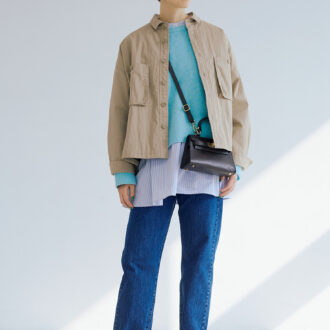 Denim: デニムパンツ ユニクロ アンド ジェイ ダブリュー アンダーソン ¥4,990 ジャケット¥71,500／パドカレ（パドカレ六本木）、 ニット¥39,600／プレインピープル（プレインピー プル青山）、ロングシャツ¥26,400／ヴェリテクール、 バッグ¥18,700／オウレンティ（セムインターナショ ナル）、シューズ¥50,600／プリュス バイ ショセ