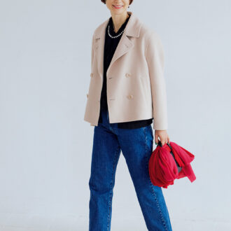 Denim: デニムパンツ ユニクロ アンド ジェイ ダブリュー アンダーソン ¥4,990 ジャケット¥7,990／ユニクロ、パール付きカーディガン¥26,400／ハリス×ケイコ オカモト（金万）、フリルシャツ¥28,600／ヴェリテクール、シューズ¥28,600／ アデュー トリステス、バッグ¥36,300／マスター＆コー（マッハ５５リミテッド）、ストール¥52,800 ／プレインピープル（プレインピープル青山）