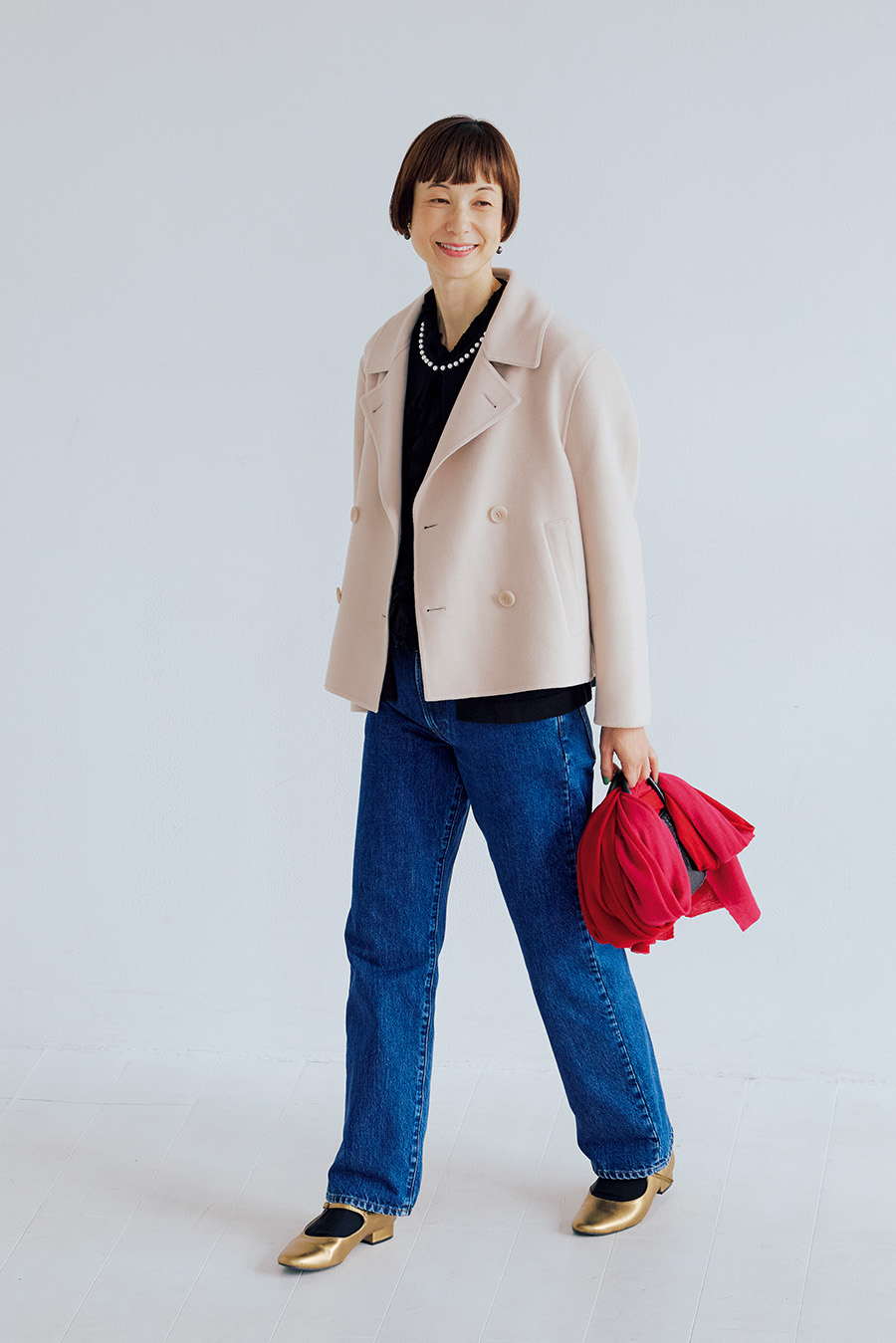 Denim: デニムパンツ ユニクロ アンド ジェイ ダブリュー アンダーソン ¥4,990 ジャケット¥7,990／ユニクロ、パール付きカーディガン¥26,400／ハリス×ケイコ オカモト（金万）、フリルシャツ¥28,600／ヴェリテクール、シューズ¥28,600／ アデュー トリステス、バッグ¥36,300／マスター＆コー（マッハ５５リミテッド）、ストール¥52,800 ／プレインピープル（プレインピープル青山）