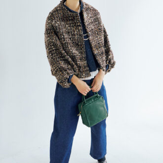 Denim: デニムテーパードパンツ ¥1,990 無印良品( 無印良品 銀座） デニムシャツ¥4,990／無印良品（無印良品 銀座）、中に着たフリル襟のブラウス¥27,500 ／ネストローブ（ネストローブ表参道店）、ネックレス¥16,500 ／レキップ、シューズ¥37,400 ／ショセ（プリュス バイ ショセ）、バッグ¥25,300 ／オウレンティ（セムインターナショナル）