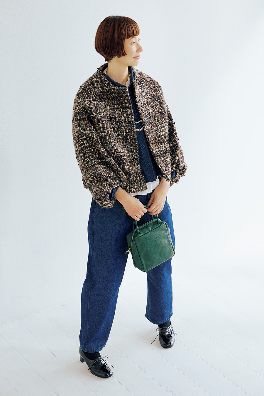 Denim: デニムテーパードパンツ ¥1,990 無印良品( 無印良品 銀座） デニムシャツ¥4,990／無印良品（無印良品 銀座）、中に着たフリル襟のブラウス¥27,500 ／ネストローブ（ネストローブ表参道店）、ネックレス¥16,500 ／レキップ、シューズ¥37,400 ／ショセ（プリュス バイ ショセ）、バッグ¥25,300 ／オウレンティ（セムインターナショナル）