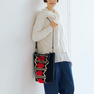 Denim: デニムテーパードパンツ 無印良品( 無印良品 銀座） ¥1,990 同素材の三角スカーフ付きのニット¥20,900 ／ロワズィール、ブラウス¥24,200／ヴェリテクール、バッグ¥41,800 ／エンシャラ（プレインピープル青山）