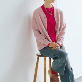 Denim: バレルレッグジーンズ ¥2,990 カーディガン¥26,400／アデュー トリステス、ニットプルオーバー¥14,300 ／コンジェ ペイエ アデュー トリステス、ネックレス¥24,200／アビステ、スニーカー¥22,000 ／アキレス・ソルボ（アキレスお客様相談室）