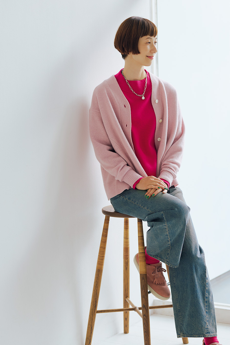 Denim: バレルレッグジーンズ ¥2,990 カーディガン¥26,400／アデュー トリステス、ニットプルオーバー¥14,300 ／コンジェ ペイエ アデュー トリステス、ネックレス¥24,200／アビステ、スニーカー¥22,000 ／アキレス・ソルボ（アキレスお客様相談室）