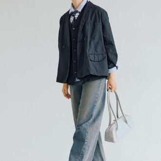 Denim: バレルレッグジーンズ ¥2,990 ジャケット¥39,600／ネストローブ（ネストローブ表参道店）、ベスト¥30,800／サージュデクレ、シャツ¥30,800、スカーフ¥17,600／ともにレキップ、バッグ¥59,400 ／ザ・パース、ローファー¥41,800／プレインピープル（ともにプレインピープル青山）