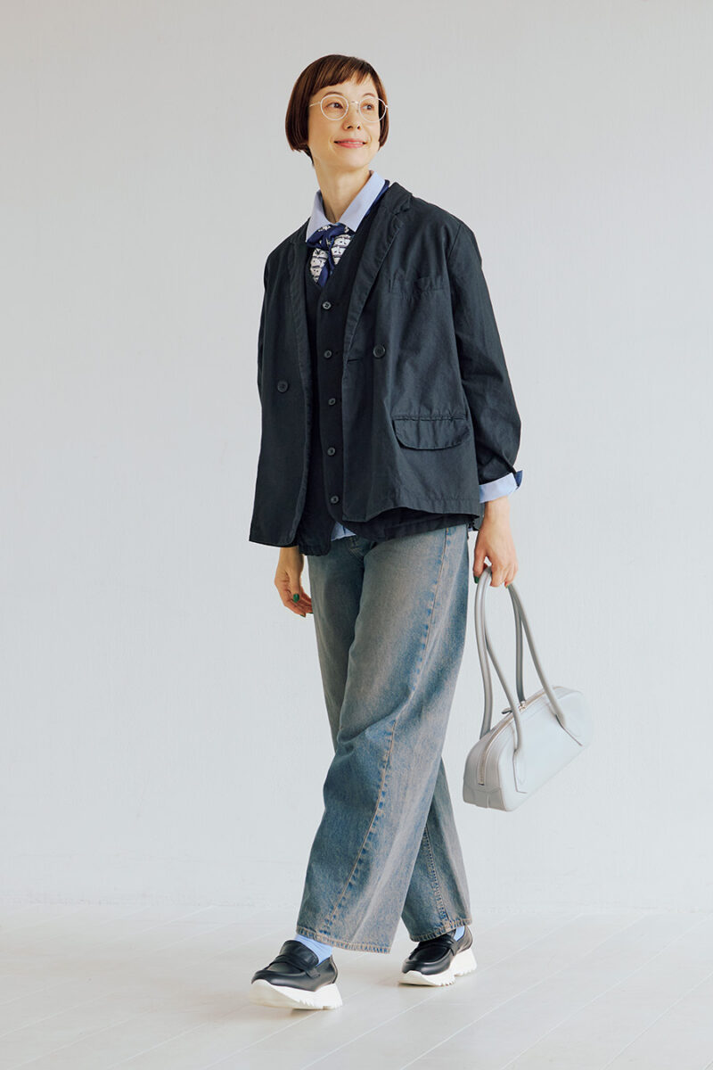 Denim: バレルレッグジーンズ ¥2,990 ジャケット¥39,600／ネストローブ（ネストローブ表参道店）、ベスト¥30,800／サージュデクレ、シャツ¥30,800、スカーフ¥17,600／ともにレキップ、バッグ¥59,400 ／ザ・パース、ローファー¥41,800／プレインピープル（ともにプレインピープル青山）