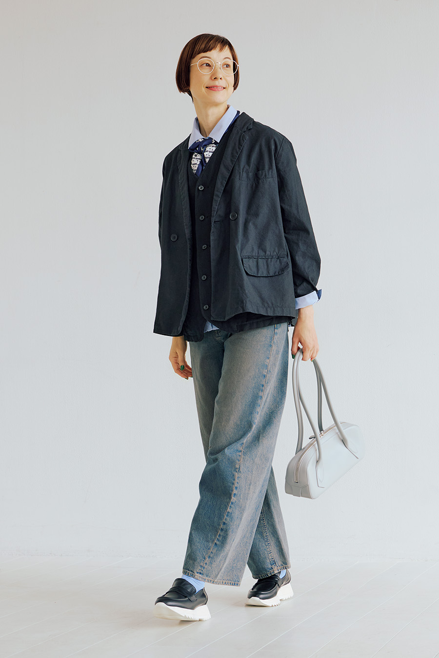 Denim: バレルレッグジーンズ ¥2,990 ジャケット¥39,600／ネストローブ（ネストローブ表参道店）、ベスト¥30,800／サージュデクレ、シャツ¥30,800、スカーフ¥17,600／ともにレキップ、バッグ¥59,400 ／ザ・パース、ローファー¥41,800／プレインピープル（ともにプレインピープル青山）