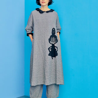 ワンピース¥40,700、パンツ¥31,900／ともにア・パート オブ ミー（ワイズフォーリビング）、中に着た黒いブラウス／スタイリスト私物