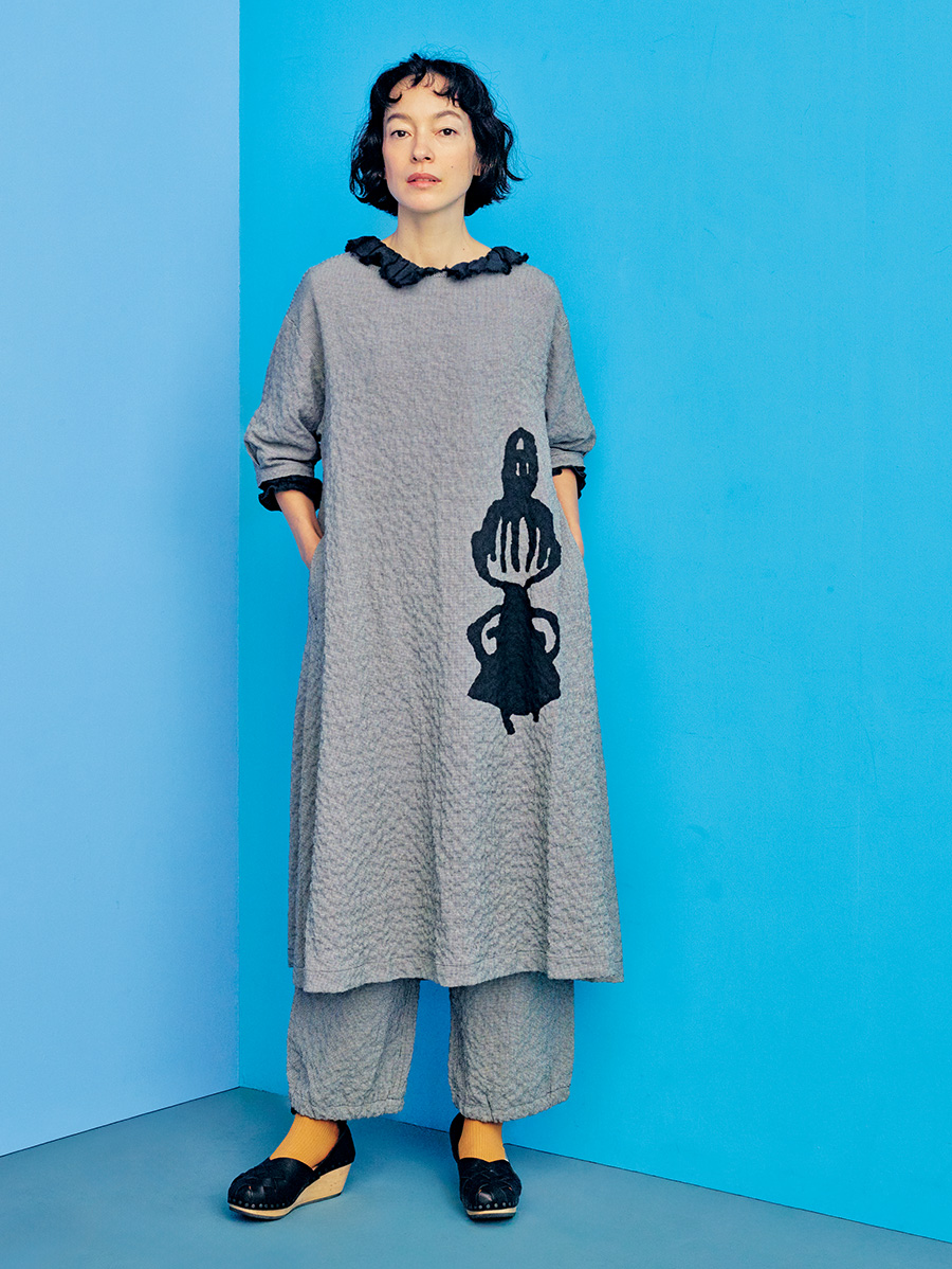 ワンピース¥40,700、パンツ¥31,900/ともにア・パート オブ ミー(ワイズフォーリビング)、中に着た黒いブラウス/スタイリスト私物