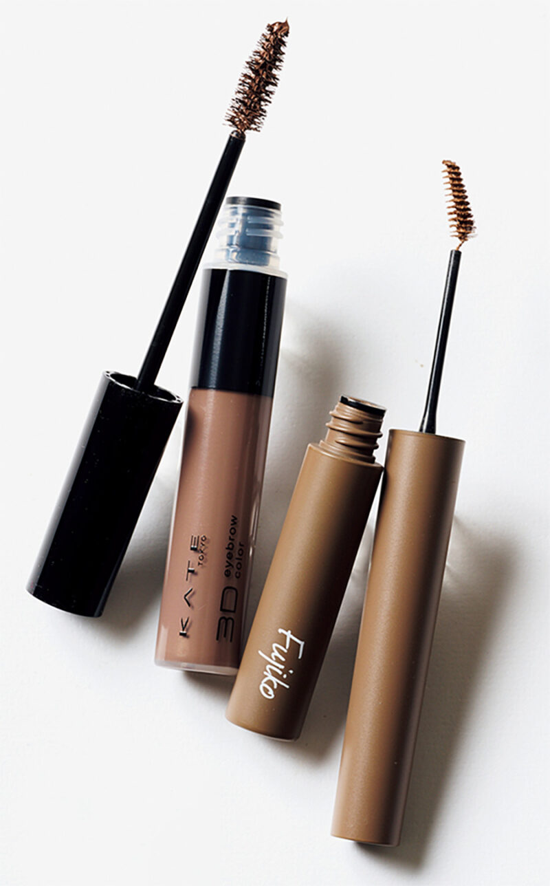 (右)眉の印象を自然に和らげるナチュラルブラウン。毛を固めず、ふんわり仕上がる。 フジコ マジカルアイブロウカラー01 ¥1,408/ かならぼ (左)自眉の黒っぽさを抑え、さりげなくやわらかい印象に見せるダークグレージュ。 ケイト3DアイブロウカラーZBR-7 ¥935(編集部調べ)/カネボウ化粧品