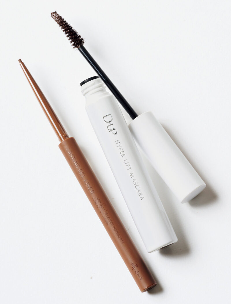 (右)ロングもカールも叶える。こっくり深いブラウン。ディーアップ ハイパーリフトマスカラ ブラウンブラック ¥1,650/ディー・アップ (左)温かみのあるブラウンでさりげなく目元を強調。なめらかな描き心地。エテュセ ラスティング ジェルライナー 03 ¥1,430/エテュセ