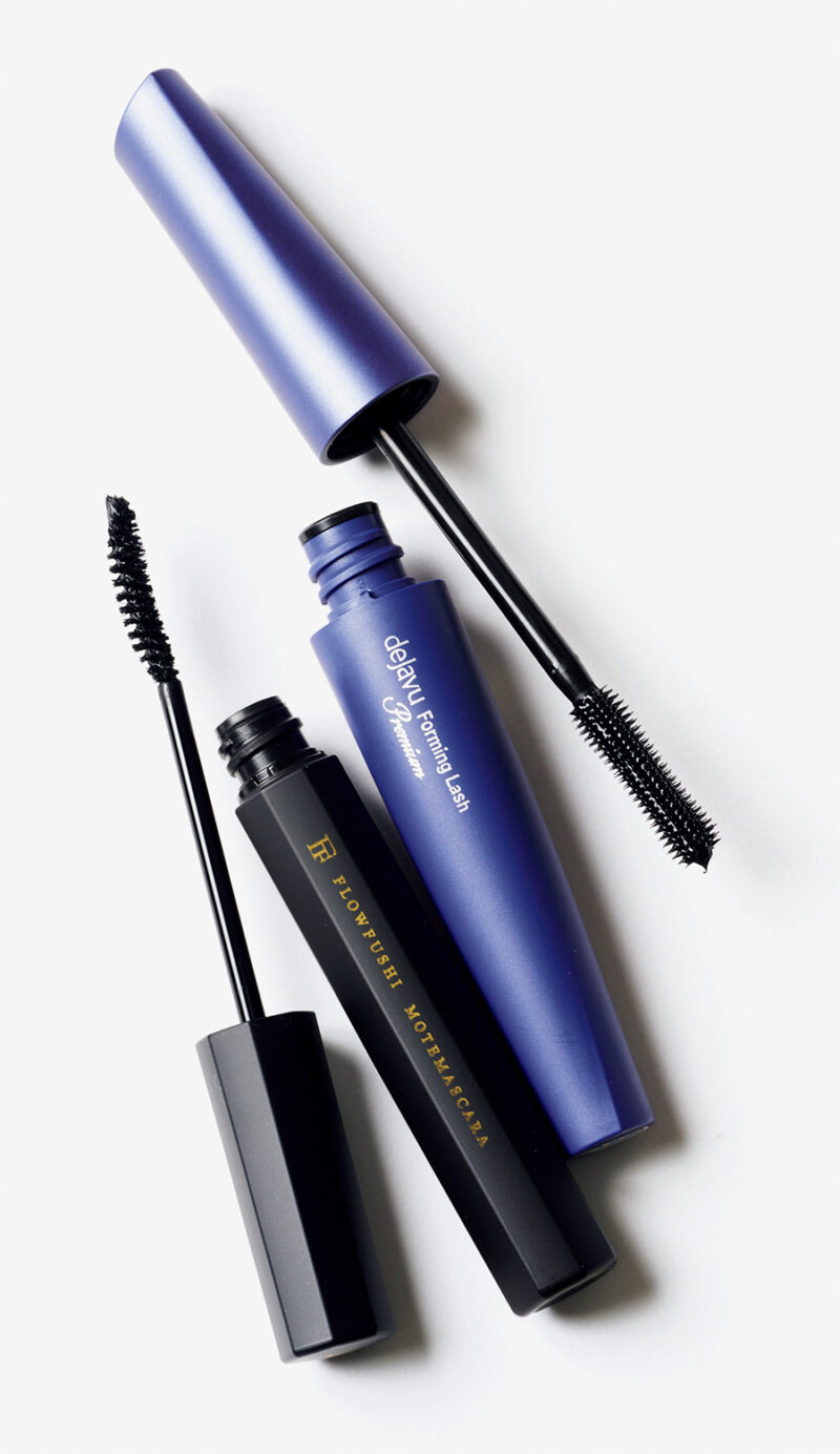(右)毛先に向かって細くなるジェル状フィルム液。わざとらしくない仕上がりに。 デジャヴュ フォルミングラッシュ プレミアムグロウブラック ¥1,870/イミュ (左)ボリューム感とカールキープ、まつ毛ケアが1本で。UZU モテマスカラ オールインパクト ブラック ¥1,100/FLOWFUSHI
