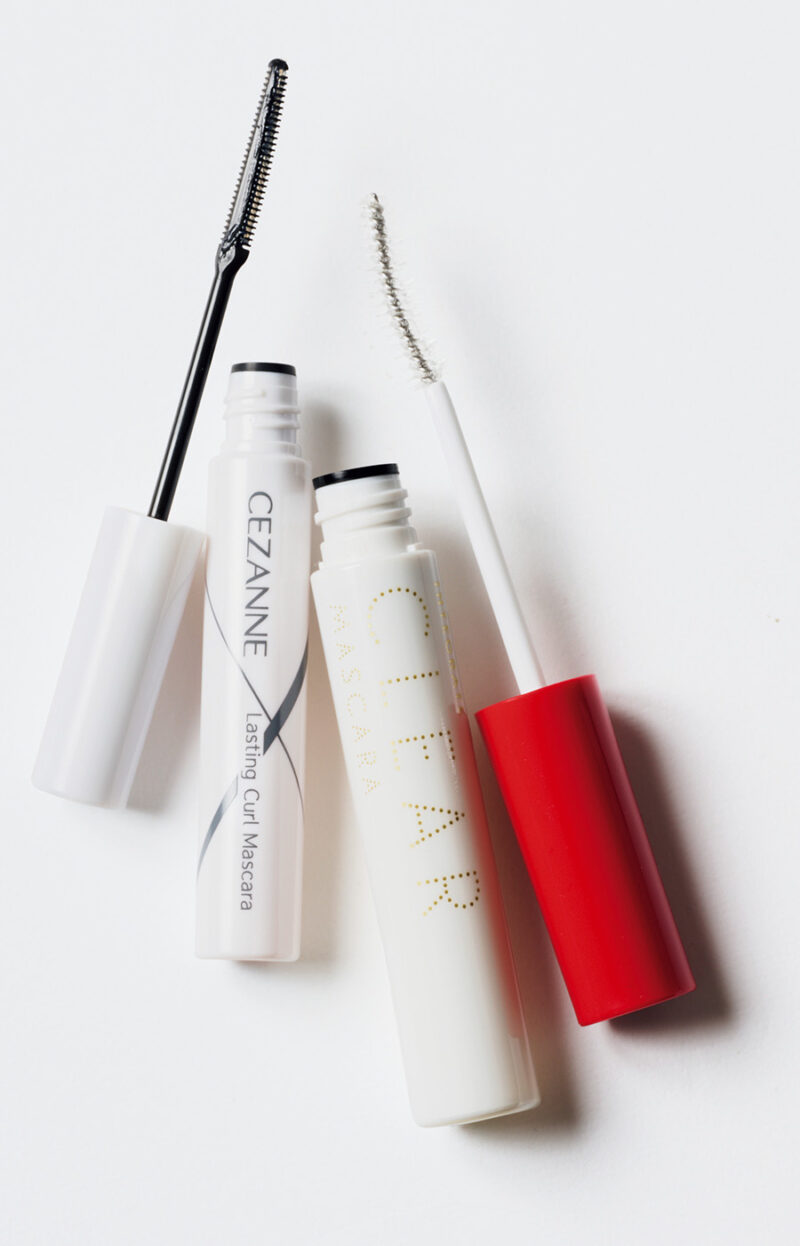 (右)キューティクルコート成分配合で、細く弱くなったまつ毛をケアする効果も。インテグレート マツイクガールズラッシュ(ピュアキープ) ¥1,320(編集部調べ)/資生堂 (左)水、皮脂、湿気に強く、上向きカールをしっかりキープする。セザンヌ 耐久カールマスカラ 00 クリア ¥638/セザンヌ化粧品