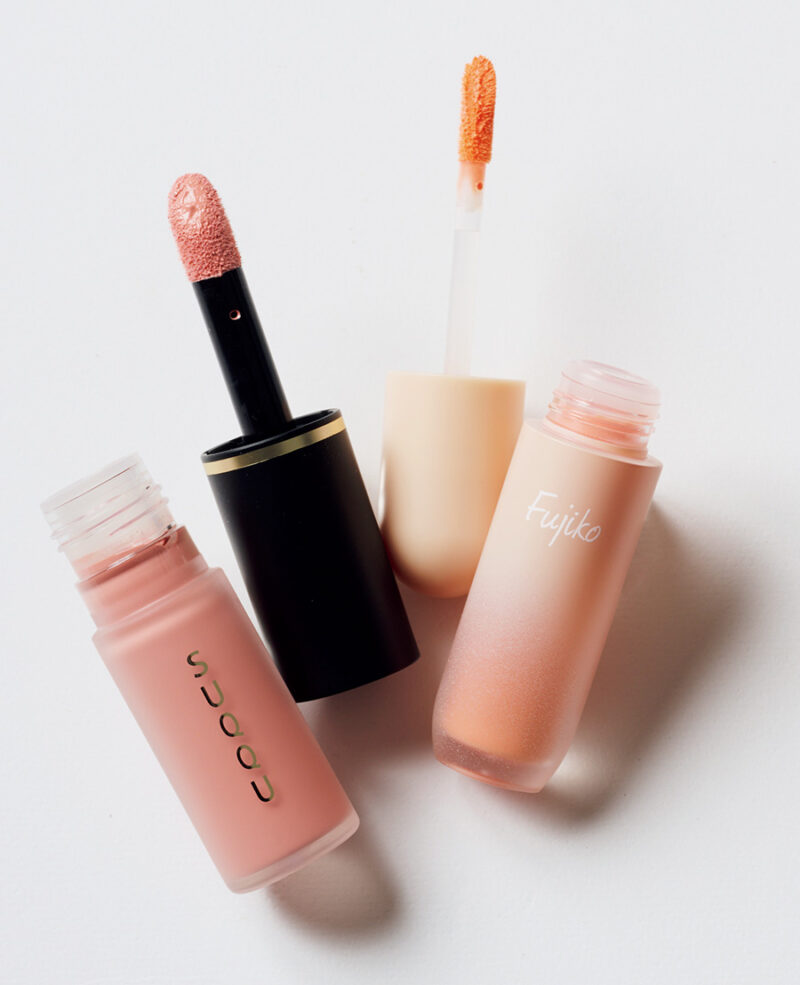 (右)フレッシュなピーチカラー。光を乱反射して、毛穴を目立たなくさせる効果も。 フジコ メロメロチーク01 ¥1,760/かならぼ (左)桃の花のような、ピュアなピーチピンク。みずみずしいツヤ感で、肌を元気に見せてくれる。 SUQQU コンプレクション フェイスカラー 03 ¥4,950/SUQQU