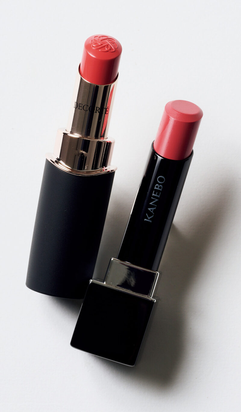 (右)透明感のあるローズピンク。厚みのあるツヤ膜が、大人の唇をふっくらと見せる。カネボウルージュスターヴァイブラント V17 ¥5,060/カネボウインターナショナルDiv. (左)華やかで上品なピンク。うるおい保持成分が、唇のうるおいを守る。ルージュデコルテ クリームグロウ 18G¥5,500/コスメデコルテ